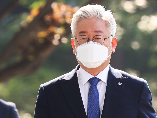 '친형 강제입원'과 관련한 허위사실 공표 혐의 사건에 대한 대법원 선고일인 16일 오전 이재명 경기도지사가 경기도 수원시 경기도청으로 출근하고 있다.   [연합뉴스]